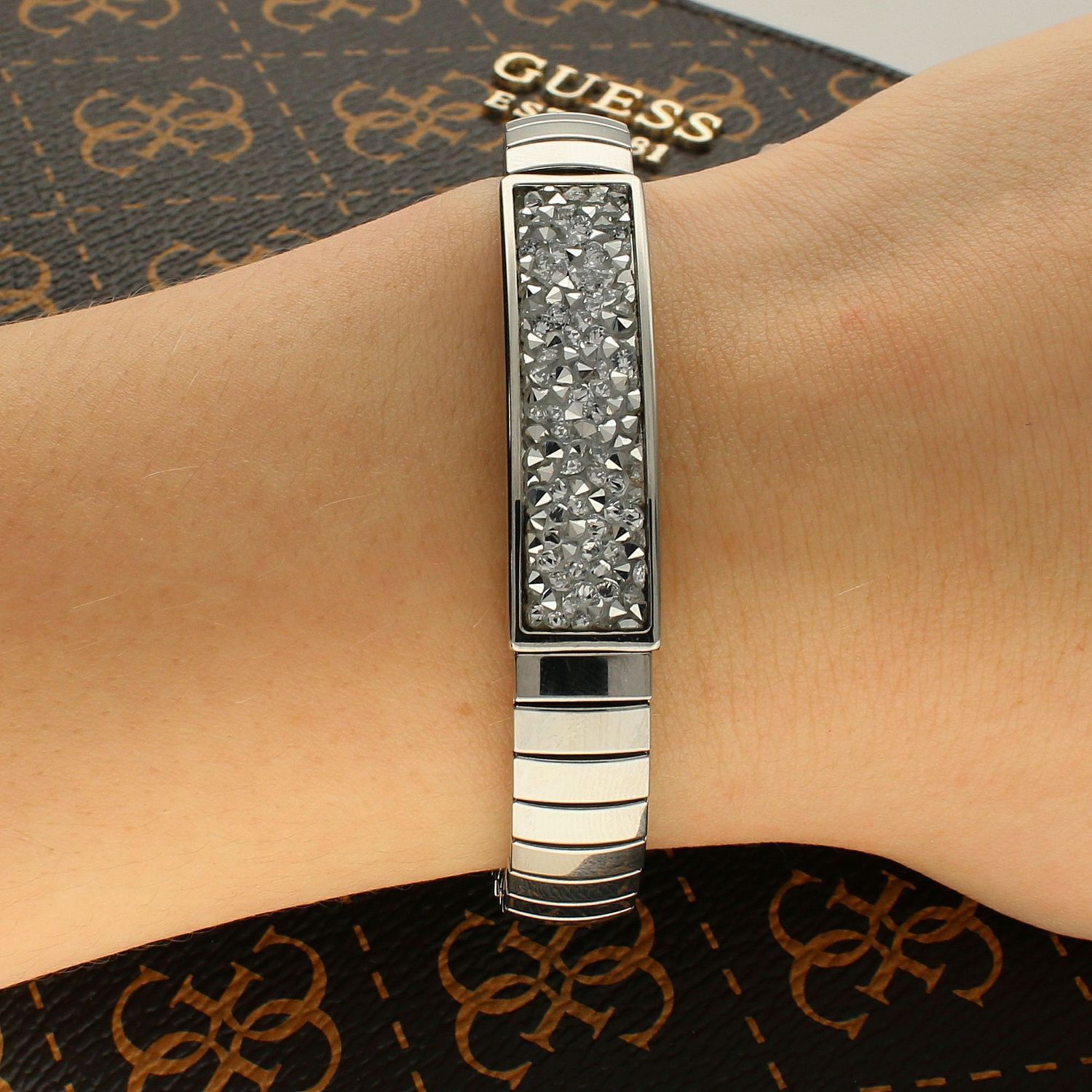 Bransoletka Nomination Italy z kolekcji Extension Glitter. Elastyczna bransoletka wykonana ze stali szlachetnej, zdobiona sypanymi, błyszczącymi srebrnymi kryształkami..jpg